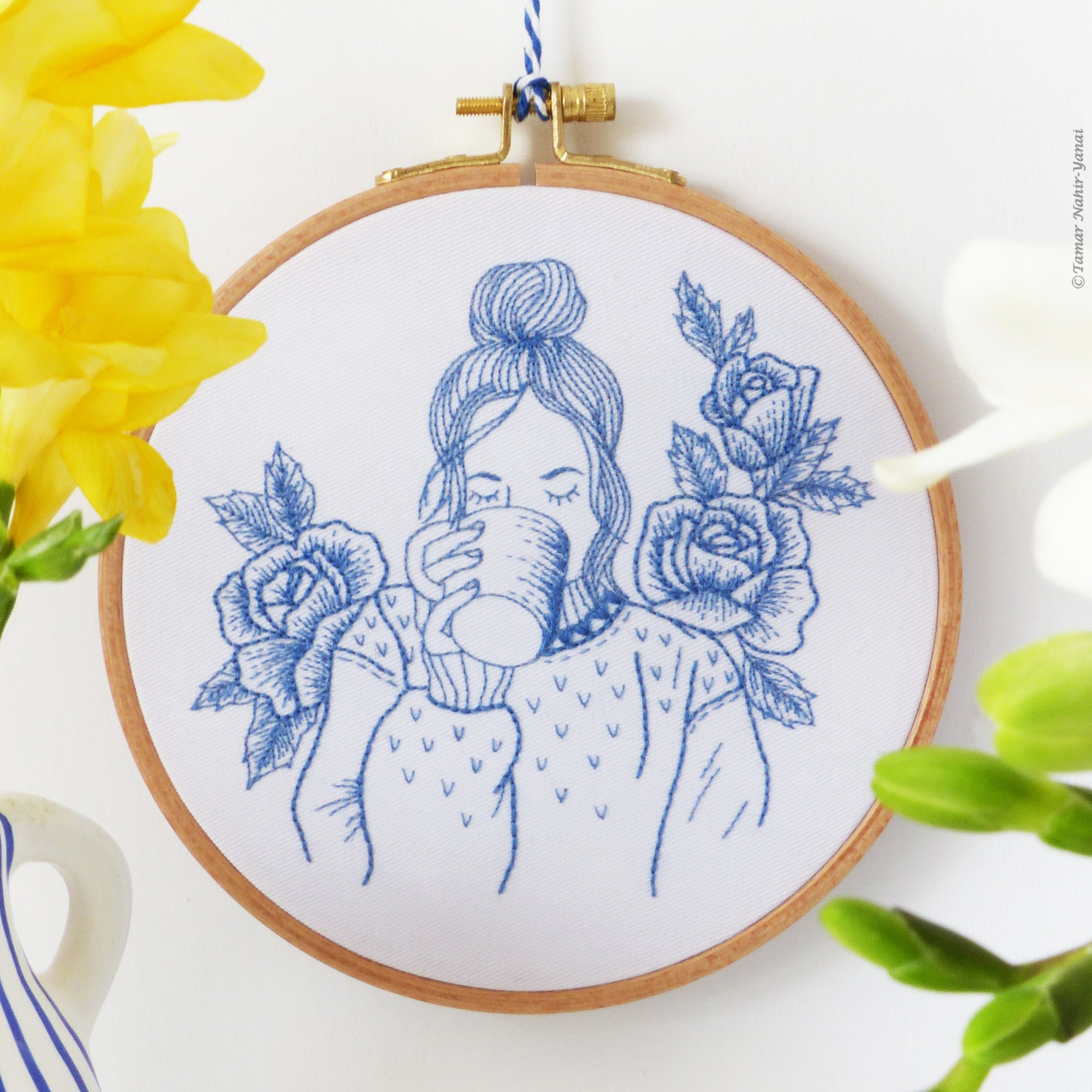 Holding Flowers Embroidery Kit for Beginner, Modern Floral Embroidery Kit,  DIY Hand Embroidery Kit,wall Art Kits,wall Decor 